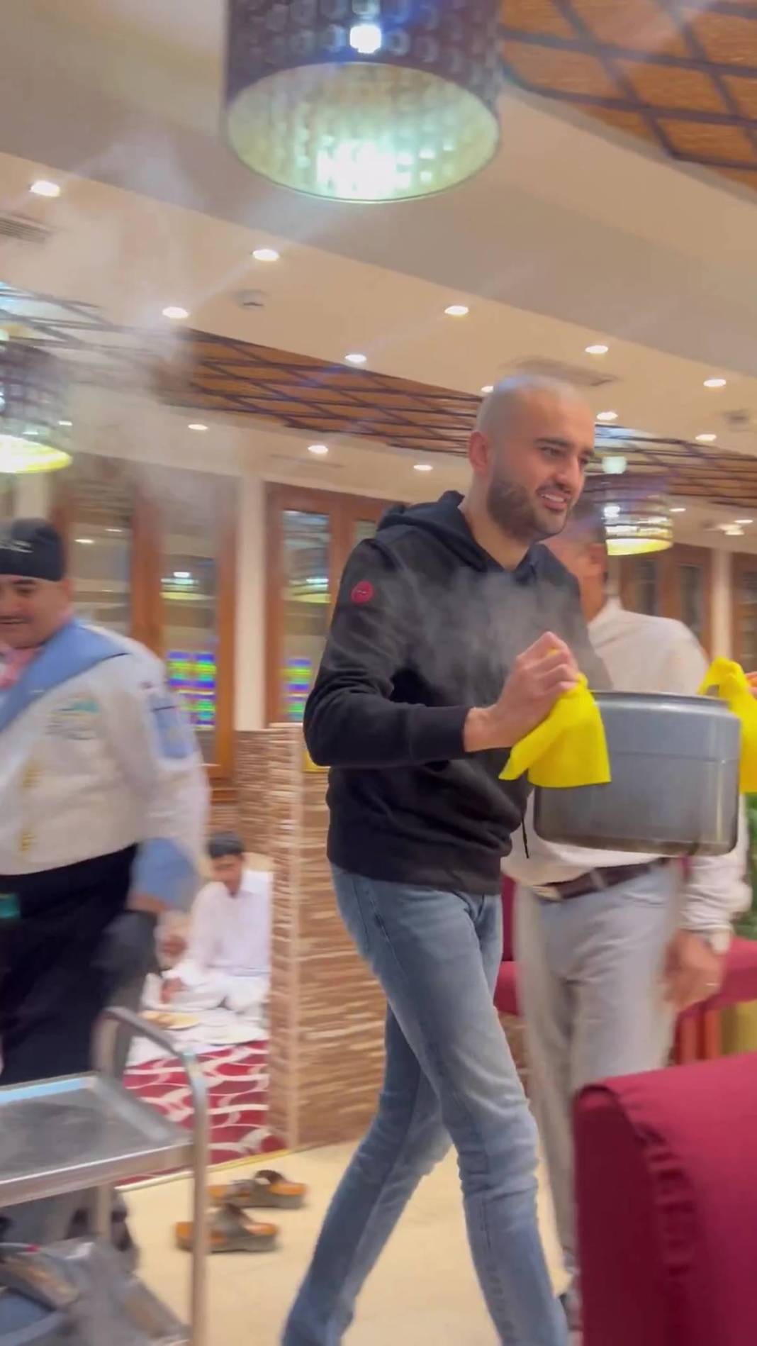 CZN Burak kanser mi? Aşırı zayıflaması korkutmuştu, şimdi de saçlarını kazıttı! 6